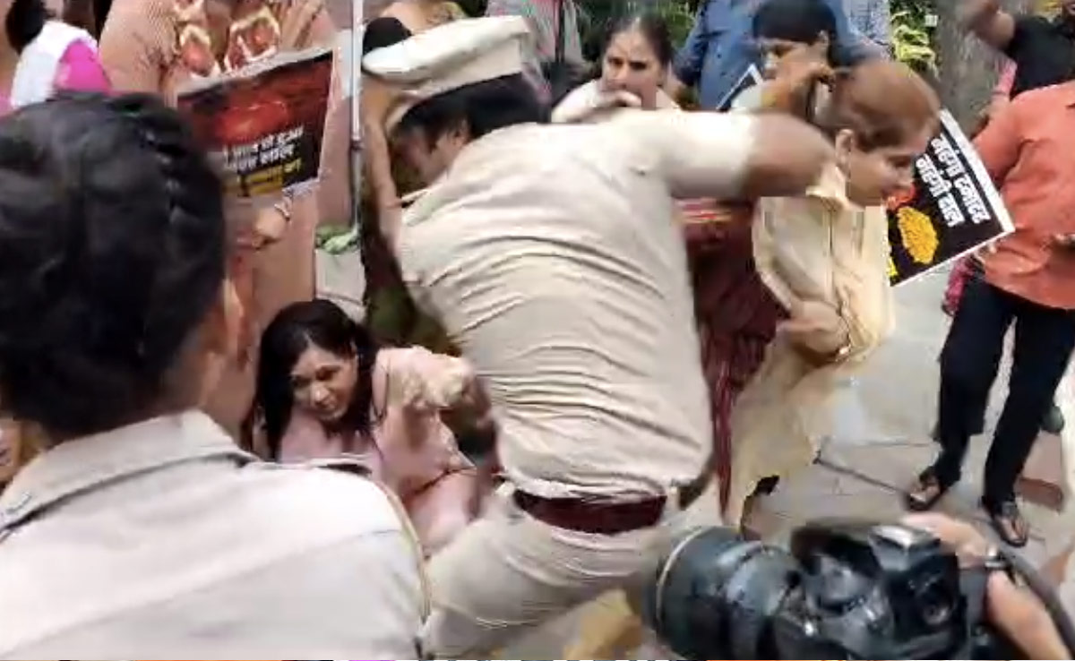 Video: Policemen "Manhandled" Protesting Women Workers, Claims Congress