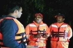 तेलंगाना : भारी बारिश के बीच मुलुगु में फंसे सैलानियों को किया गया रेस्क्यू, रात भर चला ऑपरेशन तेलंगाना : भारी बारिश के बीच मुलुगु में फंसे सैलानियों को किया गया रेस्क्यू, रात भर चला ऑपरेशन