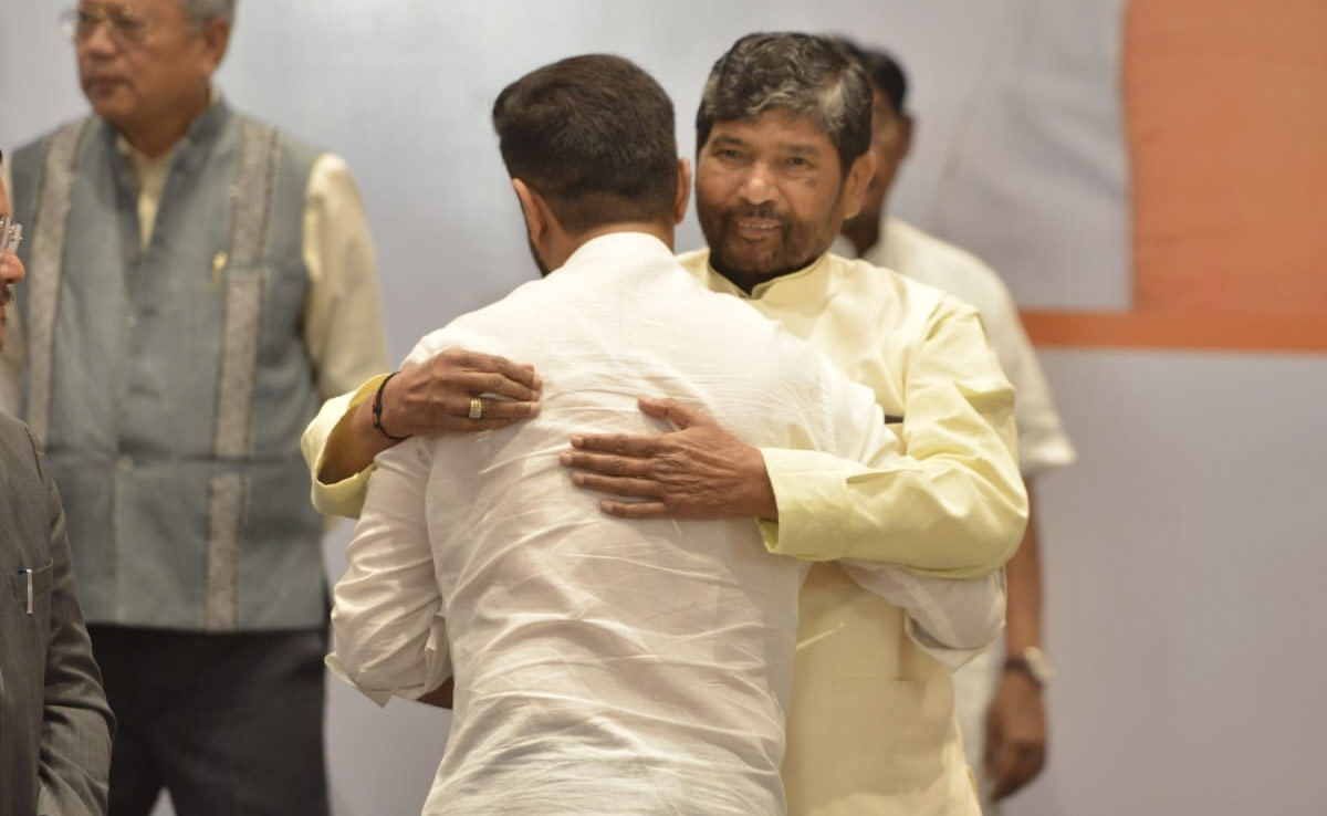 At BJP Conclave, Feuding Paswans Meet, Greet And Then Hug