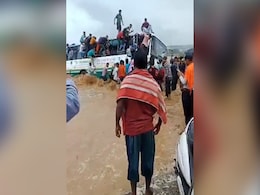 VIDEO : ड्राइवर की लापरवाही कई जिंदगियों पर पड़ सकती थी भारी, तेज बहाव में फंसी बस से यात्रियों ने कूदकर बचाई जान VIDEO : ड्राइवर की लापरवाही कई जिंदगियों पर पड़ सकती थी भारी, तेज बहाव में फंसी बस से यात्रियों ने कूदकर बचाई जान
