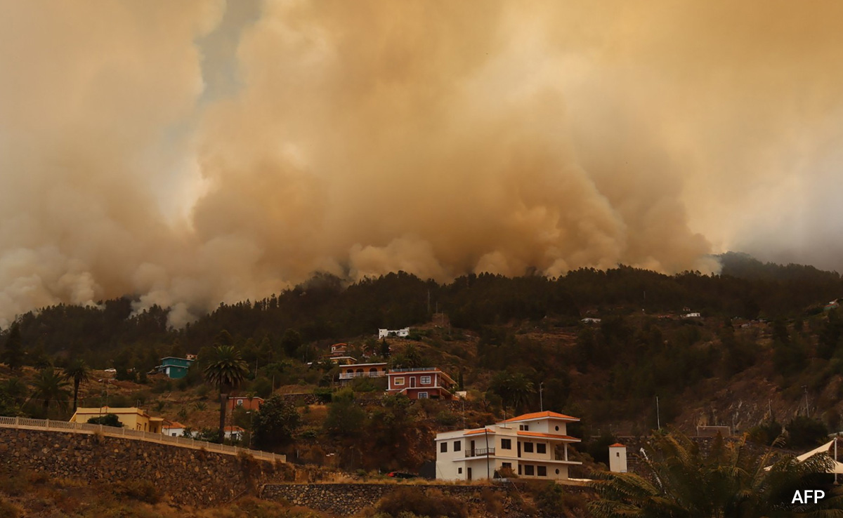 Over 2,500 People Evacuated After Fire On Spain's La Palma