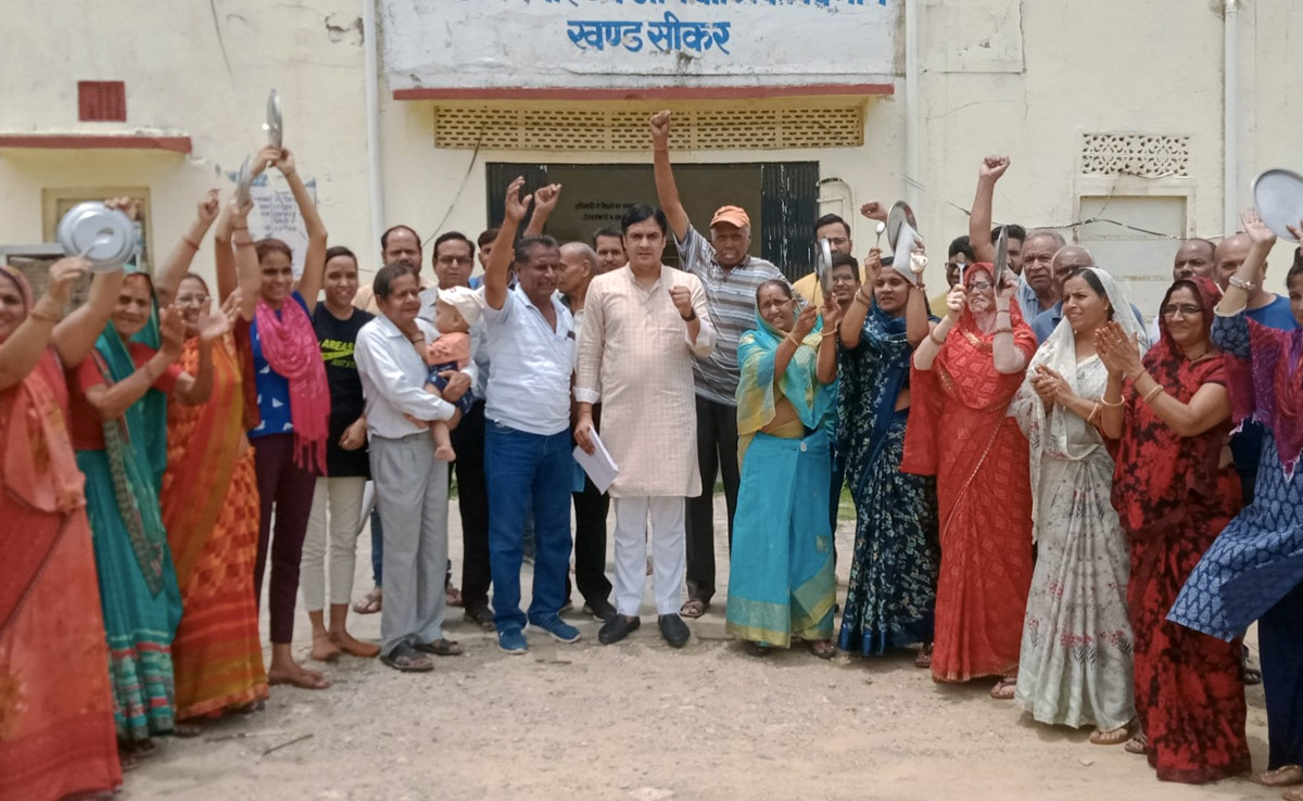 पीने के पानी की समस्या को लेकर महिलाओं का अनूठा प्रदर्शन, जमकर बजाईं थालियां