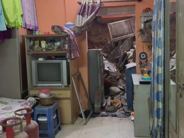 मुंबई के अंधेरी ईस्ट में बीती रात 2 बजे हुई लैंडस्लाइड, घर में आया चट्टान का मलबा