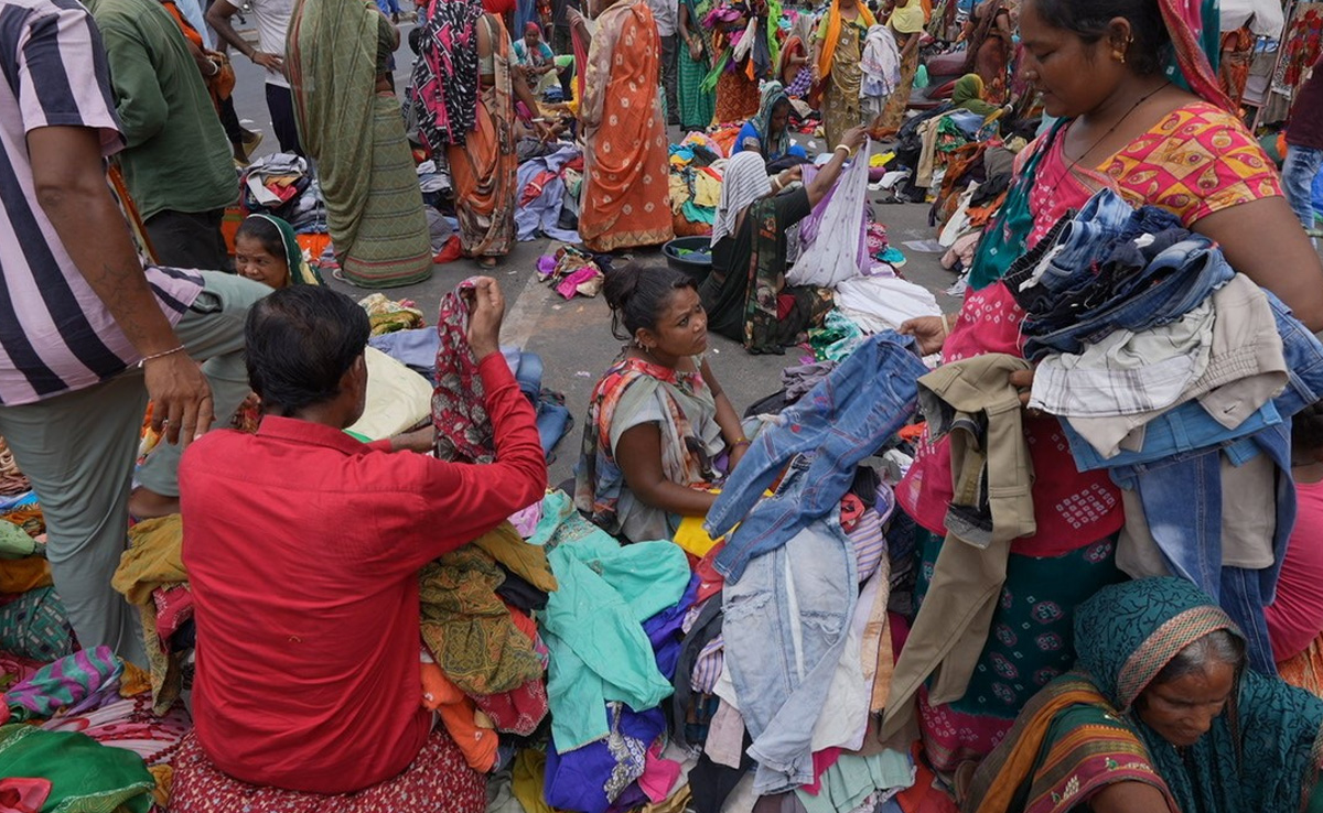 पुराने कपड़ों की है घर में भरमार, ऐसे कर सकते हैं सही तरह से रियूज