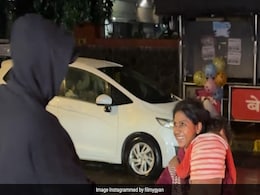 VIDEO: सड़क पर महिला को देख रुक गए रणबीर कपूर, खुद आगे बढ़कर मिलाया हाथ, फैंस बोले- इसलिए आप स्टार हैं VIDEO: सड़क पर महिला को देख रुक गए रणबीर कपूर, खुद आगे बढ़कर मिलाया हाथ, फैंस बोले- इसलिए आप स्टार हैं