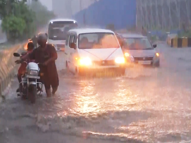 Heavy Rain In Parts Of Delhi And Noida, Roads Waterlogged