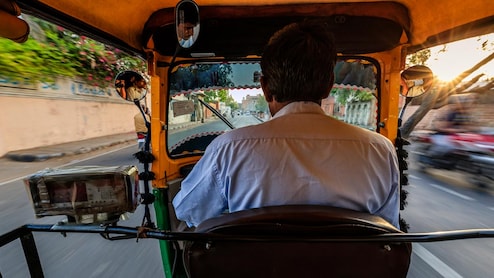 बेटियों के लिए दिन रात एक कर रहा यह ऑटो ड्राइवर, इस पिता के संघर्ष की कहानी सुन पसीज उठेगा दिल
