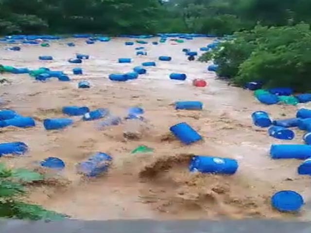 हरिद्वार: भारी बारिश से प्लास्टिक के ड्रम नदी में बहे