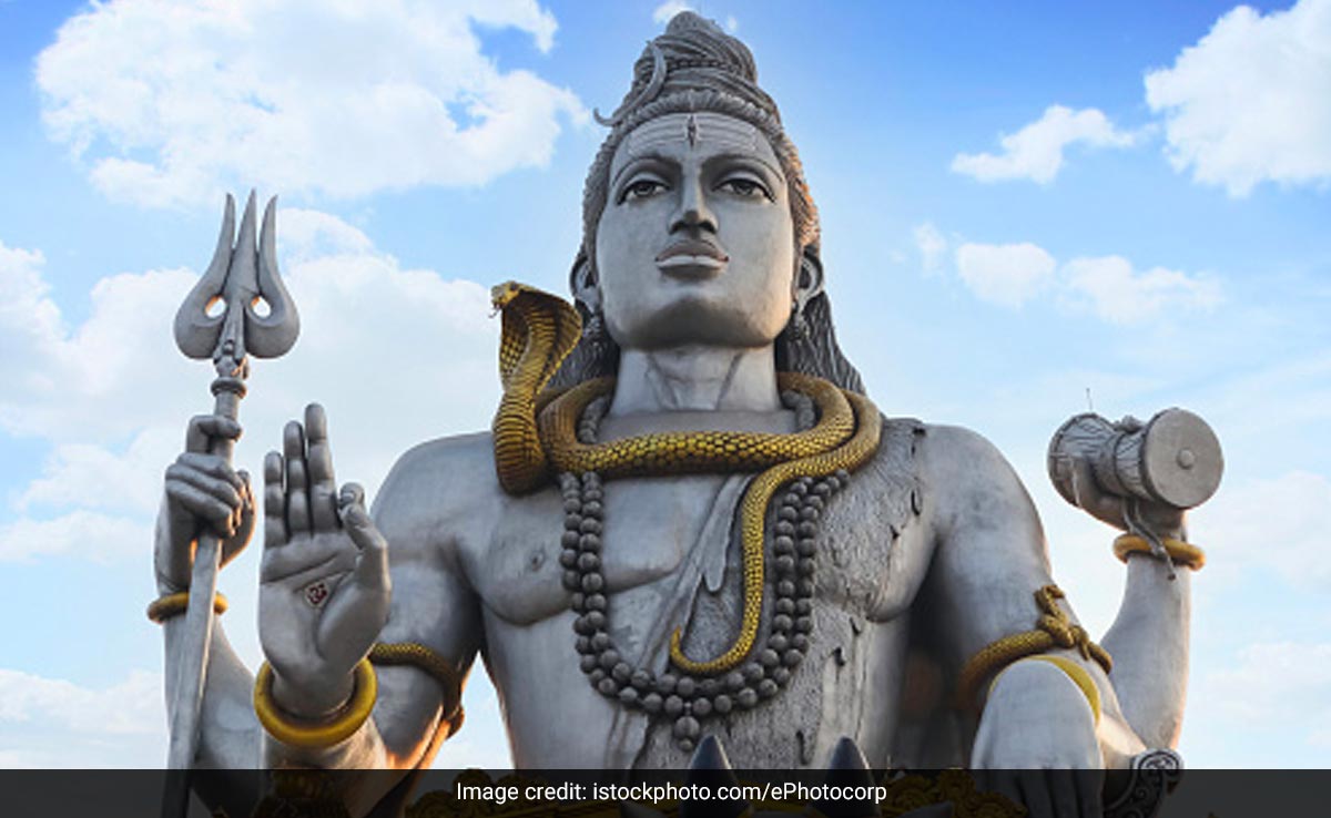 Sawan Somwar: सावन सोमवार में पूजा के समय भक्त करते हैं इन मंत्रों का जाप, यहां पढ़िए शिव आरती और सावन की कथा 