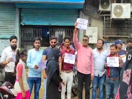 आसमान छू रहे सब्जियों के दाम, टमाटर खरीदने के लिए बैंक से लोन लेने पहुंचे लोग आसमान छू रहे सब्जियों के दाम, टमाटर खरीदने के लिए बैंक से लोन लेने पहुंचे लोग