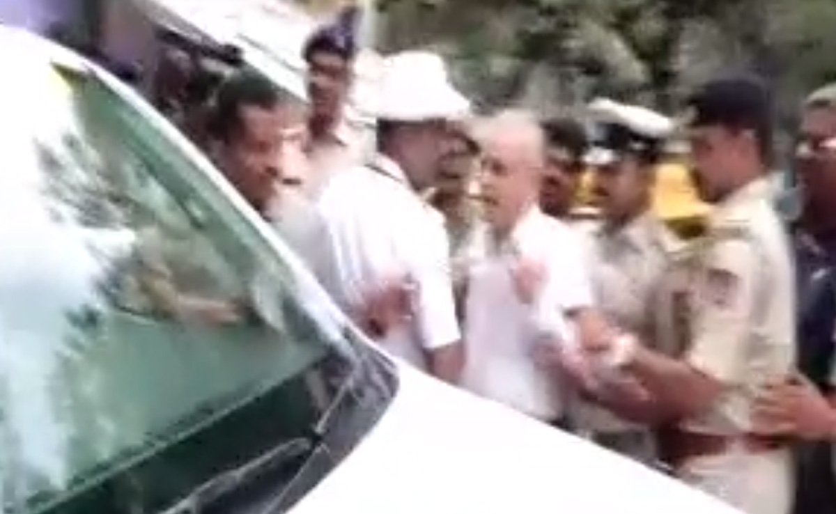 "यह क्या बकवास है" : नाराज बुजुर्ग Video में सीएम सिद्धारमैया की कार रोककर नाराजगी जाहिर करते हुए नजर आया