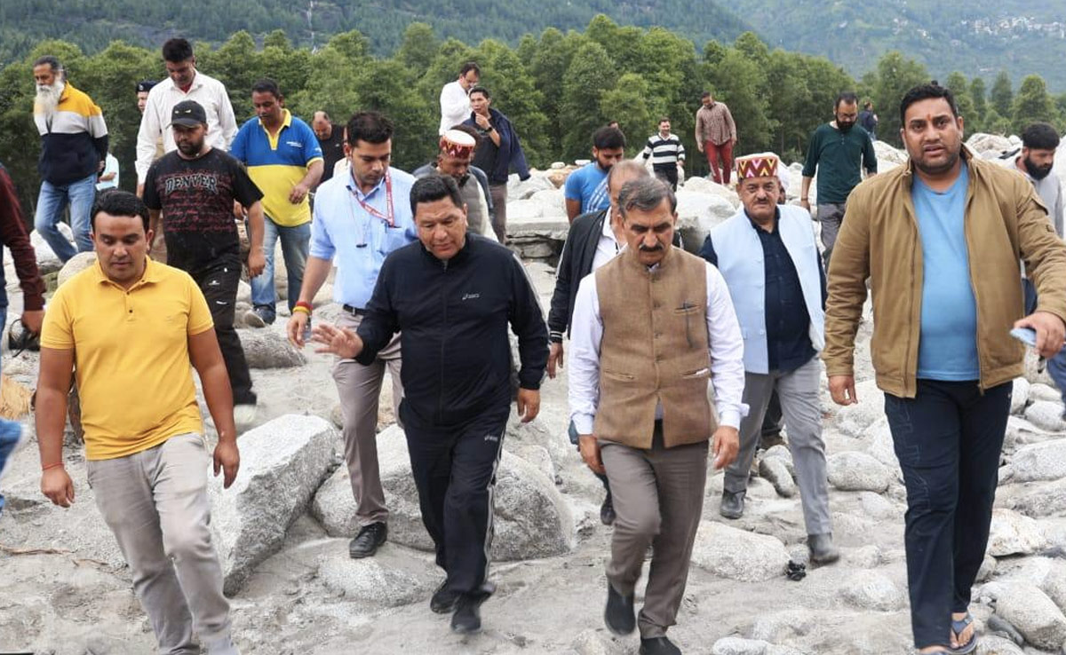 हिमाचल के कुल्लू जिले में करीब 25 हजार लोगों को सुरक्षित निकाला गया, मुख्यमंत्री ने किया हवाई सर्वे