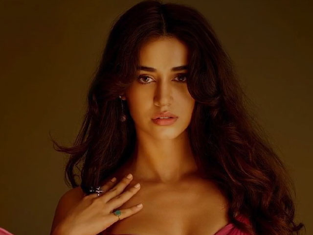 अपने डे-आउटफिट में दिखीं दिशा पाटनी, हर जगह छाया एक्ट्रेस का शानदार लुक