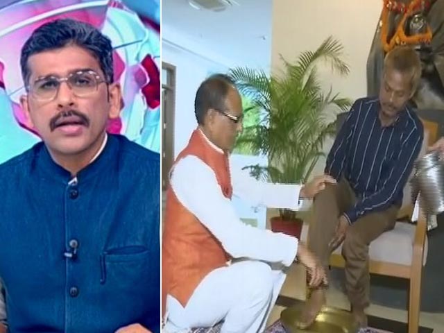 खबरों की खबर : क्या मध्य प्रदेश में पेशाब पीड़ित का पैर धोना मानवता या राजनीति?