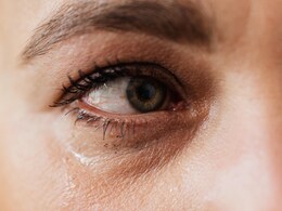 गर्मी से जल रही हैं आंखें, तो अपनाएं ये टिप्स मिलेगी Eyes को ठंडक गर्मी से जल रही हैं आंखें, तो अपनाएं ये टिप्स मिलेगी Eyes को ठंडक