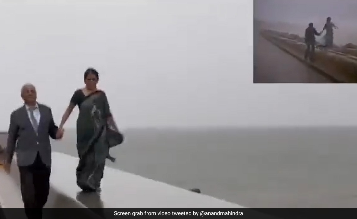 Watch: Couple Recreates '<i>Rimjhim Gire Saawan</i>' Scene-By-Scene As It Rains In Mumbai, Anand Mahindra Reacts
