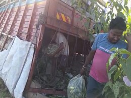सूरजपुर : खीरे से लदे ट्रक का हुआ एक्सिडेंट, ड्राइवर को छोड़ खीरा लूटने लगे लोग सूरजपुर : खीरे से लदे ट्रक का हुआ एक्सिडेंट, ड्राइवर को छोड़ खीरा लूटने लगे लोग