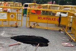 Road Caves In Near India Gate In Delhi, Traffic Disrupted Road Caves In Near India Gate In Delhi, Traffic Disrupted