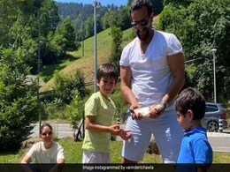 नदी किनारे मछलियां पकड़ते दिखे सैफ अली खान और तैमूर, ये फोटोज वायरल नदी किनारे मछलियां पकड़ते दिखे सैफ अली खान और तैमूर, ये फोटोज वायरल