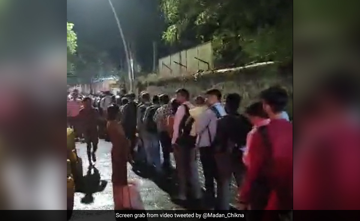 Commuters' Patience During A Long Autorickshaw Queue In Mumbai Stuns Internet