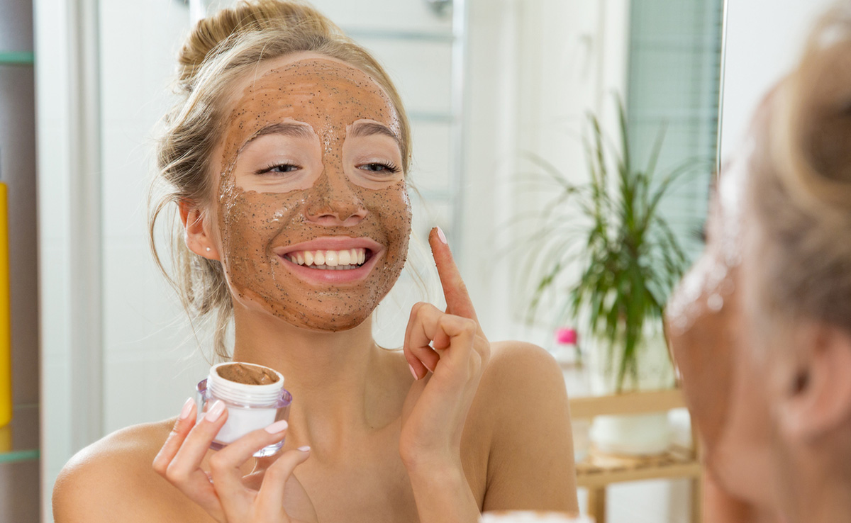 अभी ट्राई करें हेल्थ एंड ग्लो के ये बेस्ट एक्सफोलिएटिंग फेस स्क्रब और सेव करें 7% तक के रिवार्ड्स