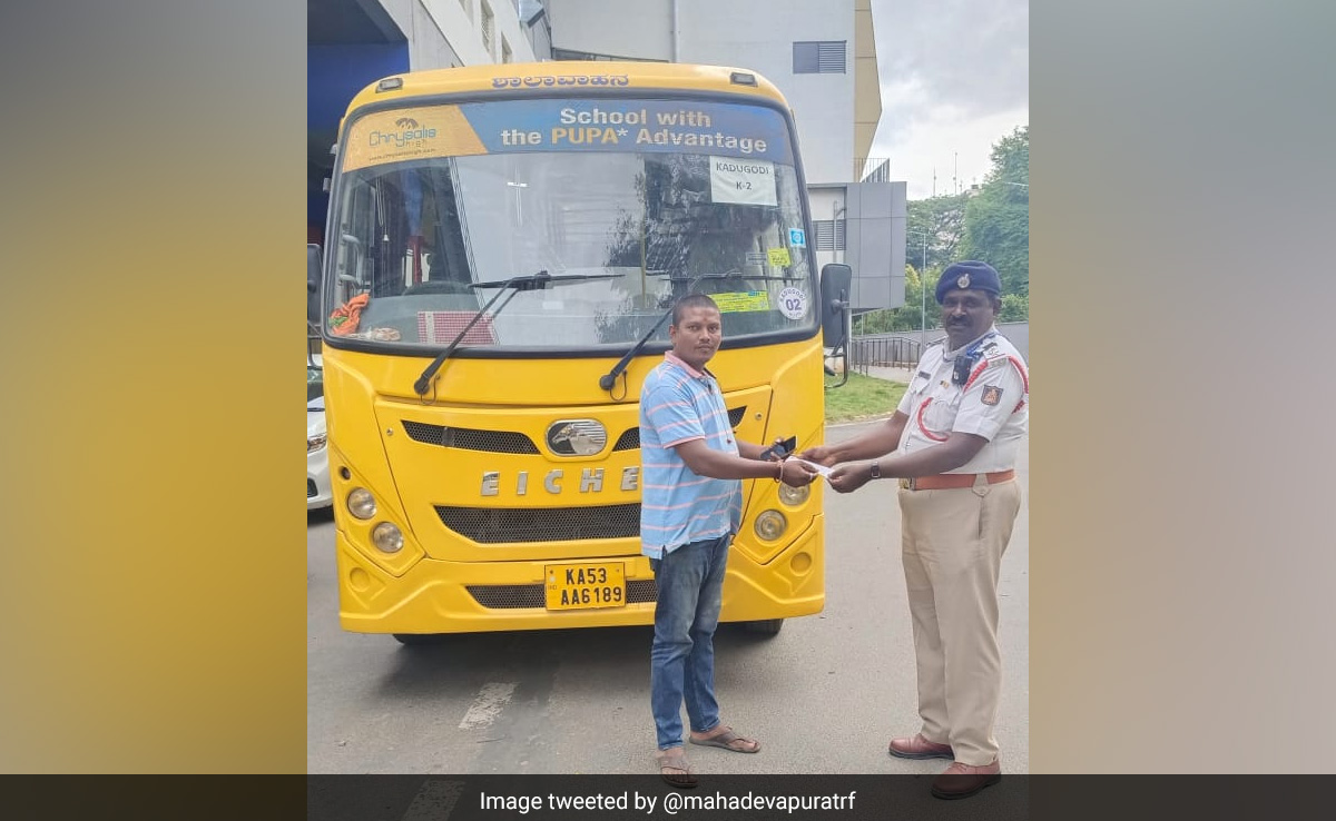 पुलिसवाले ने काटा ट्रैफिक चालान, तो बस ड्राइवर ने पोज देकर साथ में खिंचवाई फोटो, लोग बोले- जैसे बहुत बड़ा अवॉर्ड मिला हो...