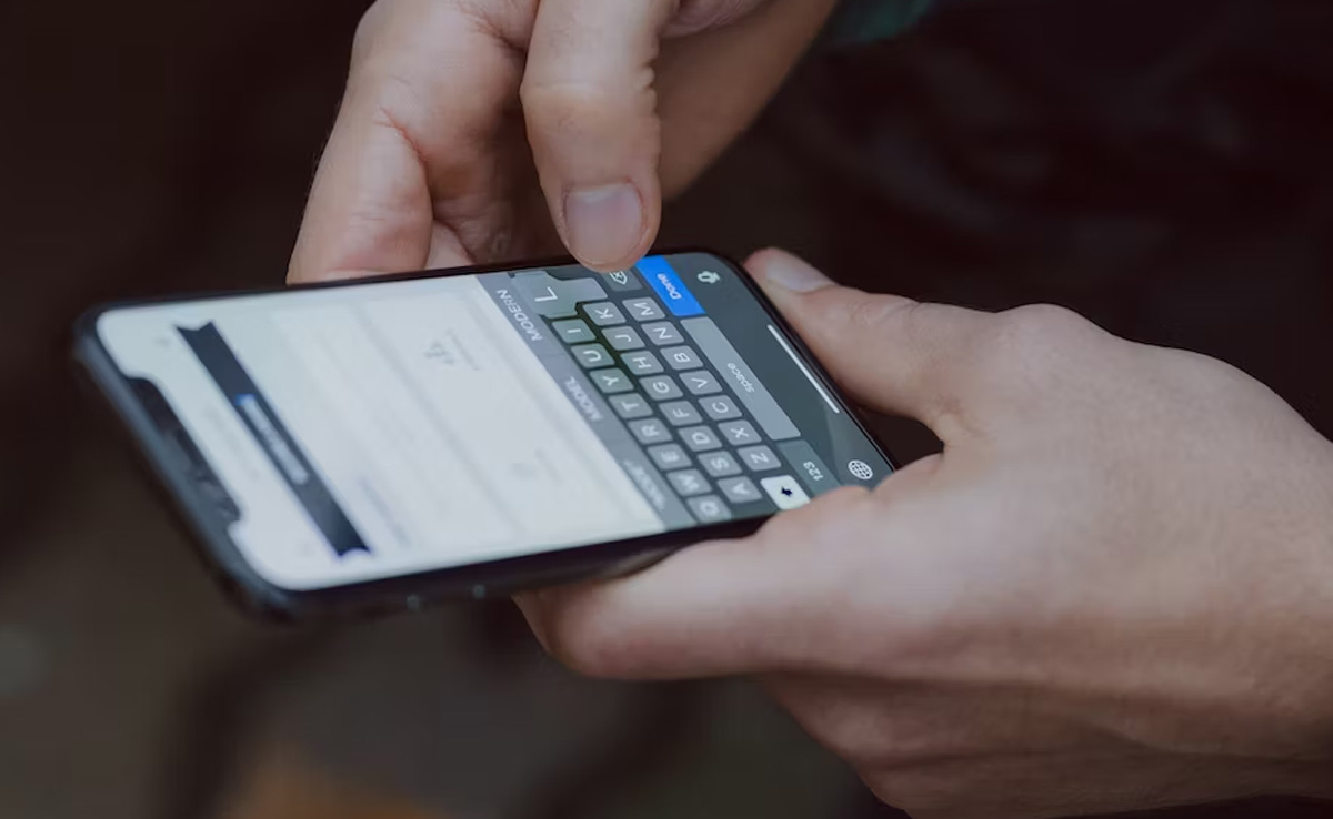 UK Restaurant Employee Fired For "Using Phone" At Workplace