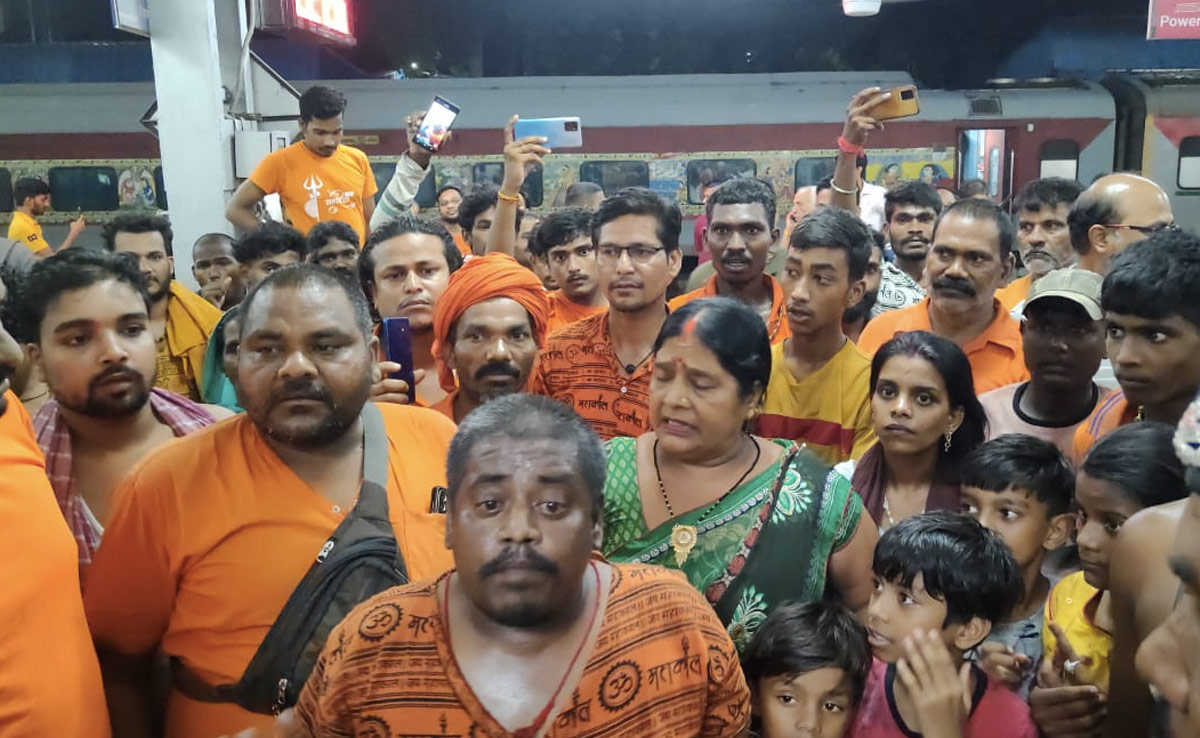 रायगढ़ : स्टेशन पर 6 घंटे खड़ी रही ट्रेन, भूख-प्यास से तड़प रहे थे यात्री, पत्रकारों ने नाश्ते की व्यवस्था की