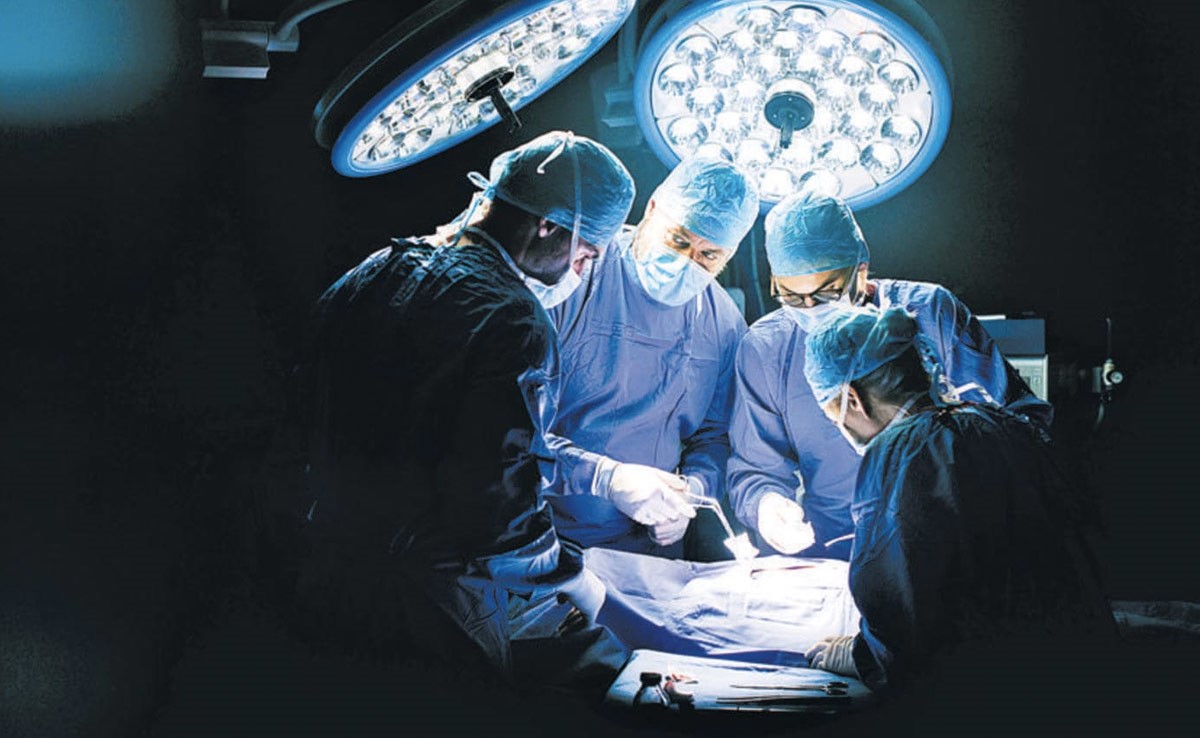 महिला की सर्जरी के दौरान पेट में छोड़ दिया था चिमटा, 5 साल बाद बाहर निकाला तो...