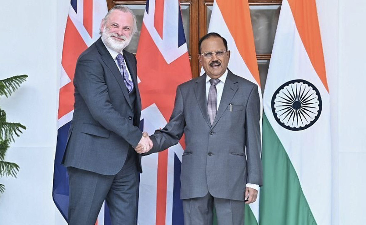 अजीत डोभाल ने भारत दौरे पर आए यूके के NSA सर टिम बैरो से की मुलाकात, इन मुद्दे पर हुई चर्चा