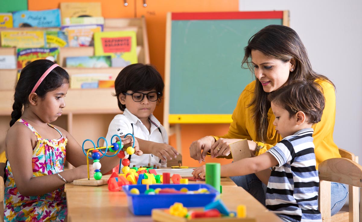 पेरेंट्स पहली बार स्कूल जा रहे बच्चे को सिखाएं ये 5 बेहद जरूरी बातें