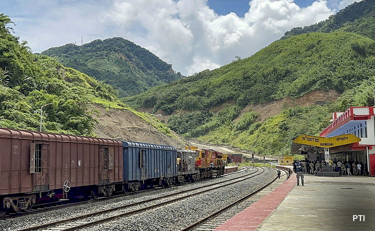 मालगाड़ी की छत पर खड़ा होकर ले रहा था सेल्फी, करंट लगने से 80 प्रतिशत तक झुलसा
