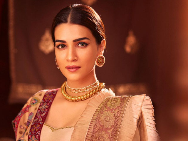 एक्ट्रेस से प्रोड्यूसर बनीं कृति सेनन, शूटिंग की झलकियां सोशल मीडिया पर कीं शेयर