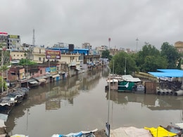राजस्थान : सीकर में भारी बारिश से बने बाढ़ जैसे हालात, रेलवे ट्रैक भी पानी में डूबा राजस्थान : सीकर में भारी बारिश से बने बाढ़ जैसे हालात, रेलवे ट्रैक भी पानी में डूबा