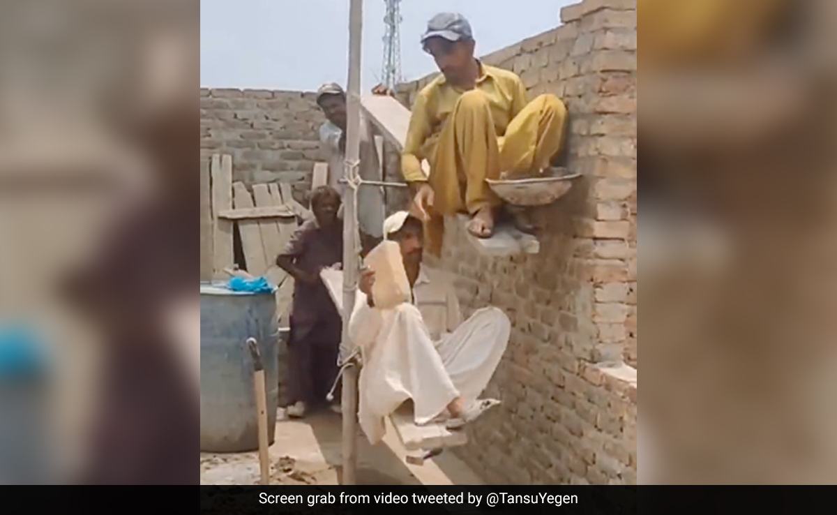 दीवार बनाने के लिए मजदूर का अद्भुत जुगाड़ देख हैरान हो रहे लोग, कम मेहनत के साथ वक्त से पहले पूरा हो जाएगा काम