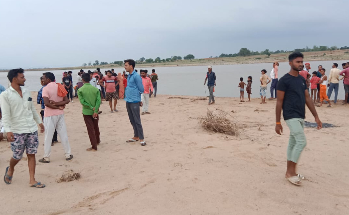 बुजुर्ग पर हमला कर गहरे पानी में खींचकर ले गया मगरमच्छ, तलाश में जुटी टीम