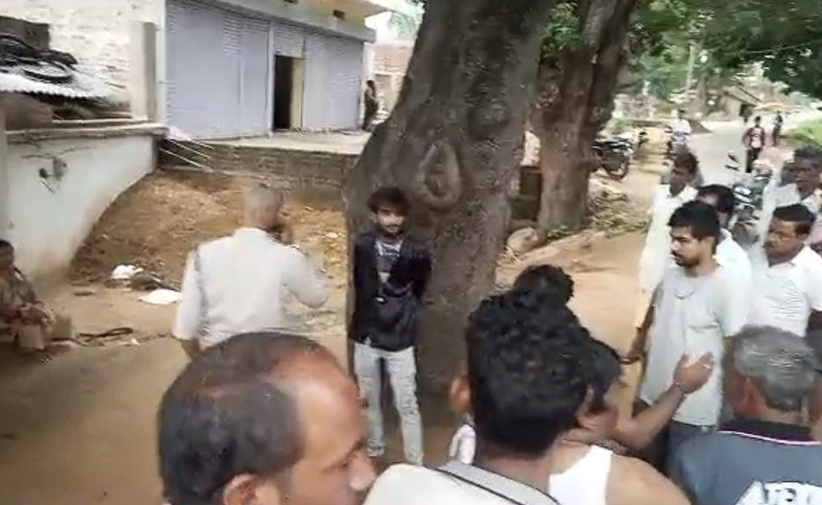 सीधी : गेहूं चोरी के शक में दबंगों ने युवक को पेड़ से बांधकर बेरहमी से पीटा, तीन गिरफ्तार
