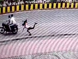 कैमरे में कैद : बाइक पर सवार स्नैचर्स के मोबाइल छीनने पर मुंह के बल सड़क पर गिरी महिला कैमरे में कैद : बाइक पर सवार स्नैचर्स के मोबाइल छीनने पर मुंह के बल सड़क पर गिरी महिला