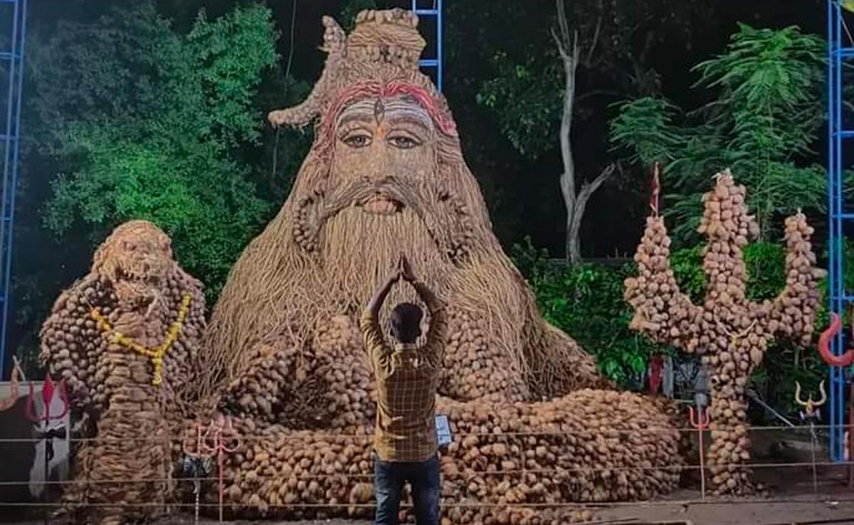 नारियल के छिलके से बनी शिव प्रतिमा को देखने के लिए उमड़ी भोलेनाथ भक्तों की भीड़