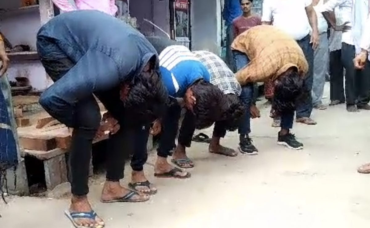 नाबालिग लड़की को छेड़ते थे मनचले, बीच बाजार में लड़की की मां ने कर दी पिटाई बनाया 'मुर्गा'
