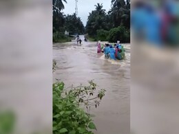 तेलंगाना में नदी पार करते समय बाढ़ में बही महिला, राज्य में भारी बारिश की चेतावनी तेलंगाना में नदी पार करते समय बाढ़ में बही महिला, राज्य में भारी बारिश की चेतावनी