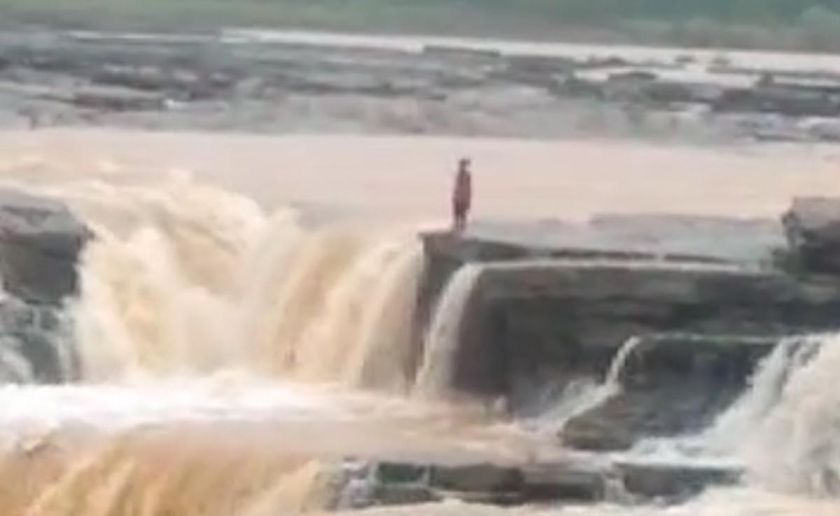 Video: Scolded By Parents Over Mobile Phone Use, Girl Jumps Into Waterfall