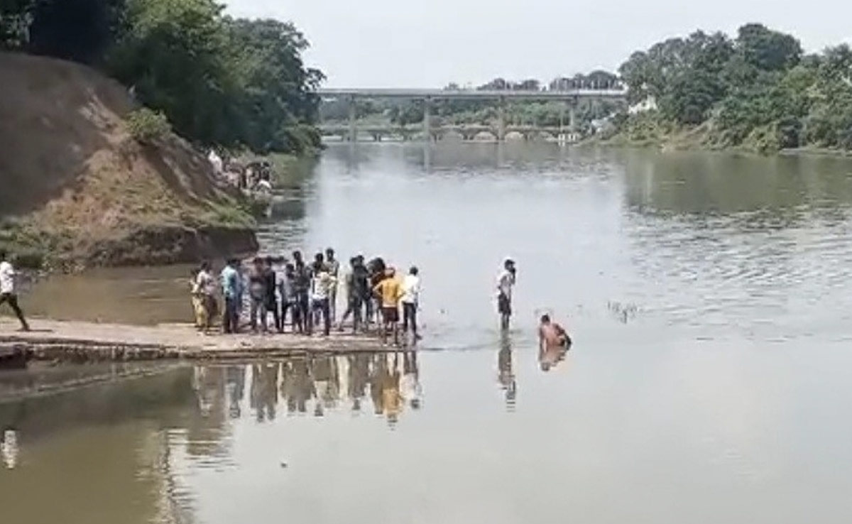 दोस्त को नदी में डूबता देख पानी में कूद गया साथी, अभी तक वापस नहीं लौटा, गोताखोर तलाश में जुटे
