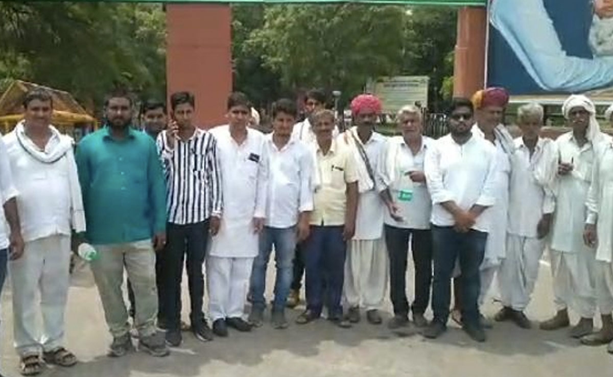 चोरी का खुलासा नहीं होने से नाराज ग्रामीण पहुंचे कलेक्&zwj;टरेट, विधायक के नेतृत्&zwj;व में कलेक्&zwj;टर को सौंपा ज्ञापन