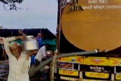 महाराष्ट्र : कई जगह सूखे का खतरा, टैंकरों से पहुंचाया जा रहा है पानी महाराष्ट्र : कई जगह सूखे का खतरा, टैंकरों से पहुंचाया जा रहा है पानी