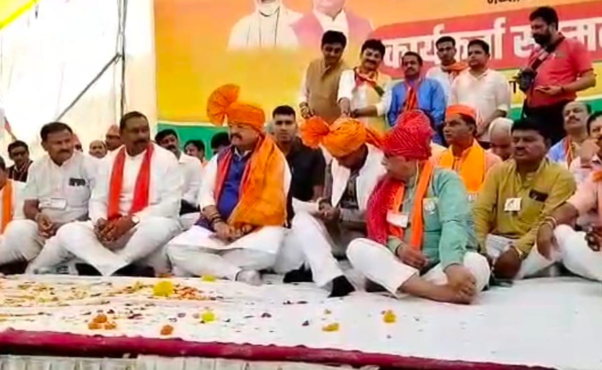 धार: कांग्रेस के गढ़ में गरजे कैलाश विजयवर्गीय, कहा- शराब माफियाओं को उल्टा लटका दूंगा