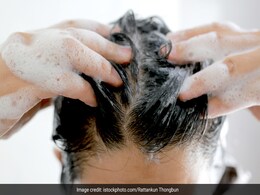 क्या रोजाना शैंपू करने से झड़ने लगते हैं बाल? जानिए हेयर केयर से जुड़े कुछ मिथक और उनका सच  क्या रोजाना शैंपू करने से झड़ने लगते हैं बाल? जानिए हेयर केयर से जुड़े कुछ मिथक और उनका सच