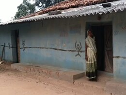अकाशीय बिजली से घर की रक्षा करता है 'गोबर का सुरक्षित घेरा', गांव में अभी लोगों को इस पर है भरोसा, पढ़ें पूरी रिपोर्ट अकाशीय बिजली से घर की रक्षा करता है 'गोबर का सुरक्षित घेरा', गांव में अभी लोगों को इस पर है भरोसा, पढ़ें पूरी रिपोर्ट