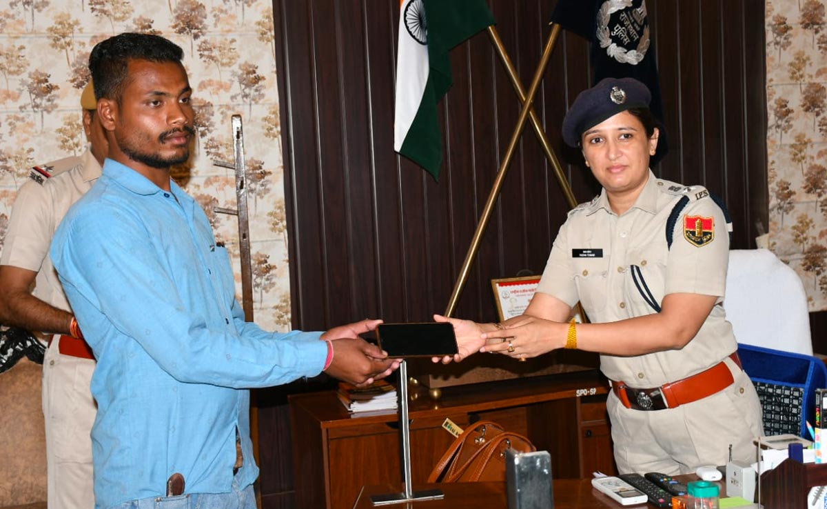 मालिकों को वापस मिले चोरी हुए फोन :  झालावाड़ पुलिस ने लौटाए 8 लाख के 112 गुमशुदा मोबाइल