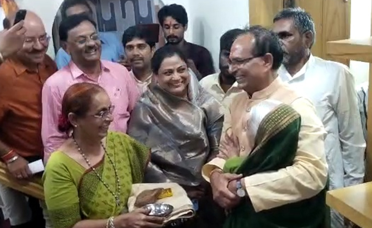 चुनाव से पहले नाराज नेताओं को मनाने की कवायद! पूर्व मंत्री राघव भाई से मिले CM शिवराज